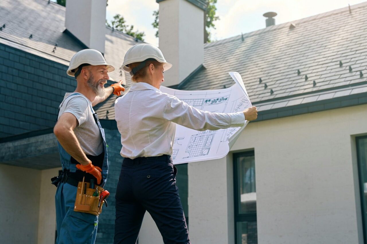 builder-and-site-supervisor-using-blueprints-during-building-facade-inspection-e1726500586474.jpg